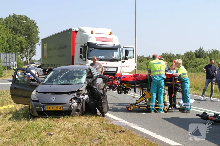 Frontale botsing tussen vrachtwagen en personenauto