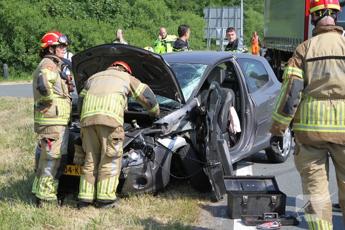 Frontale botsing tussen vrachtwagen en personenauto