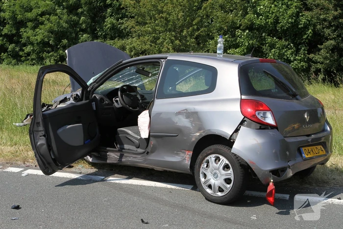 Frontale botsing tussen vrachtwagen en personenauto