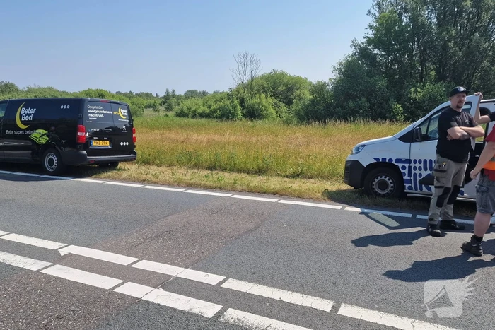 Frontale botsing tussen vrachtwagen en personenauto