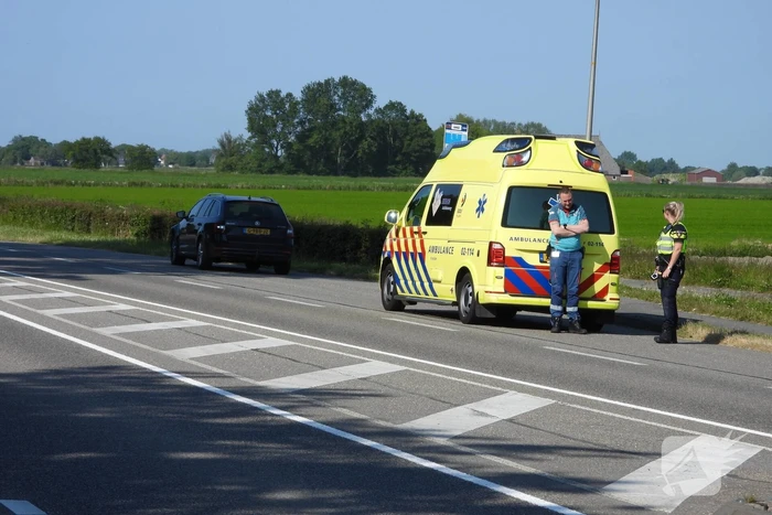 Personenauto raakt paal op wegafscheiding