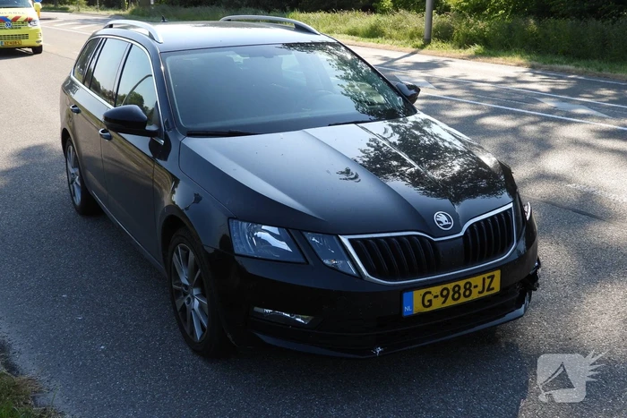 Personenauto raakt paal op wegafscheiding