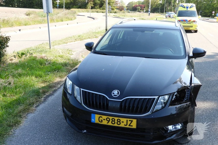 Personenauto raakt paal op wegafscheiding