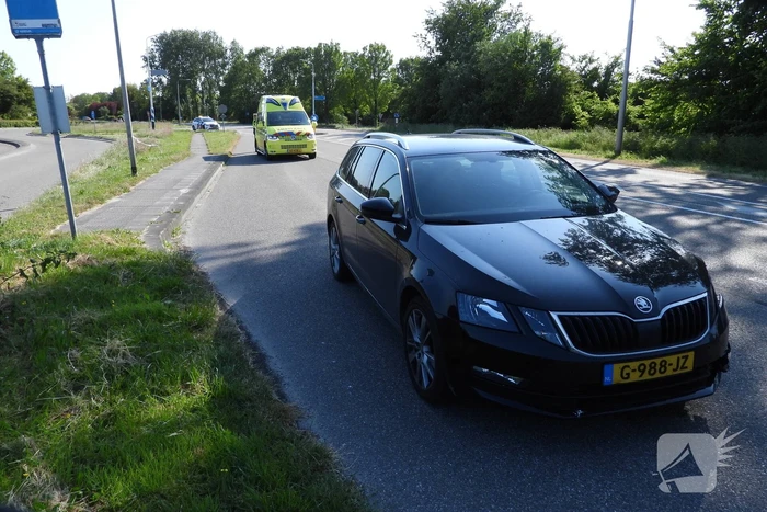 Personenauto raakt paal op wegafscheiding