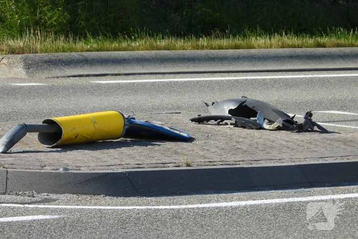 Personenauto raakt paal op wegafscheiding