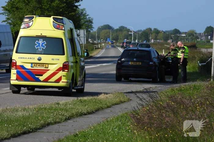 Personenauto raakt paal op wegafscheiding