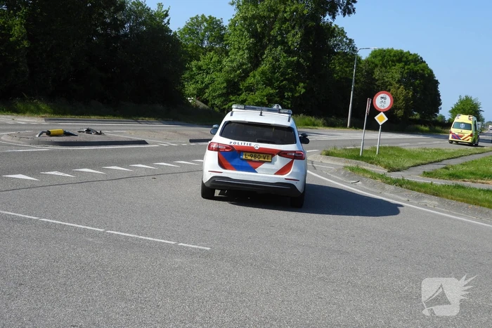 Personenauto raakt paal op wegafscheiding