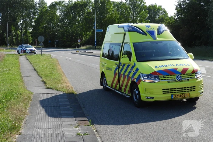 Personenauto raakt paal op wegafscheiding