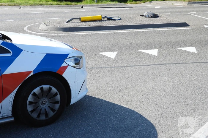 Personenauto raakt paal op wegafscheiding