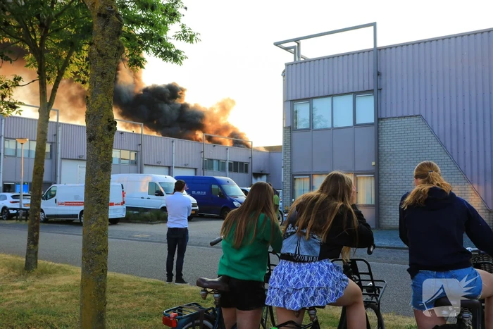 Uitslaande brand in bedrijfsloods