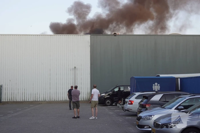 Uitslaande brand in bedrijfsloods