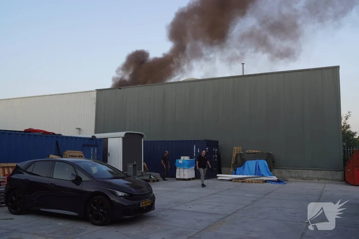 Uitslaande brand in bedrijfsloods