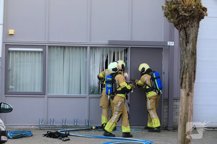 Uitslaande brand in bedrijfsloods