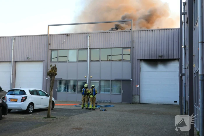 Uitslaande brand in bedrijfsloods