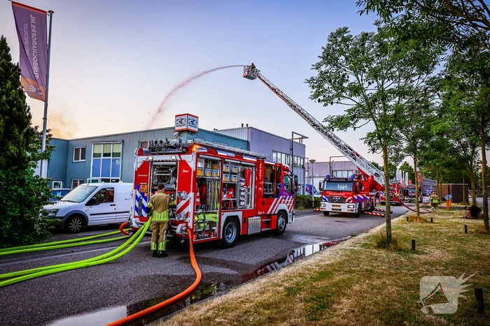 Uitslaande brand in bedrijfsloods