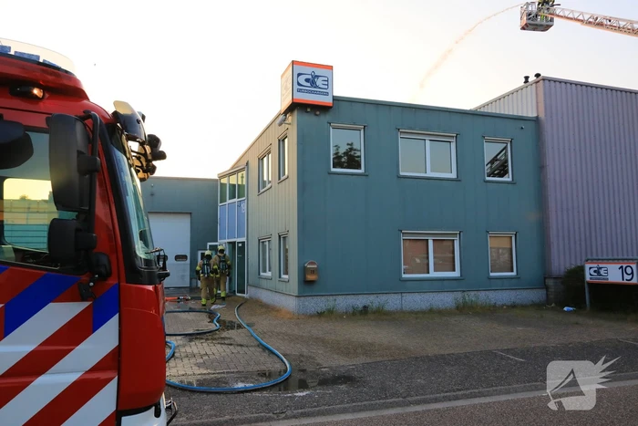Uitslaande brand in bedrijfsloods