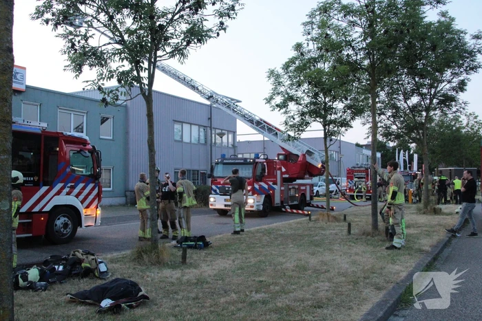 Uitslaande brand in bedrijfsloods