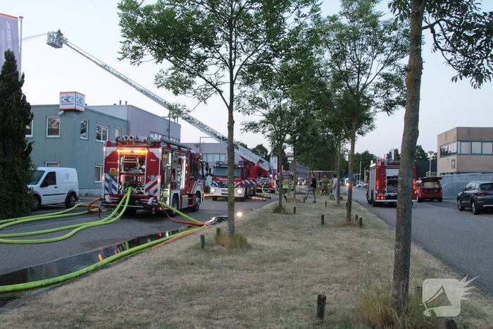 Uitslaande brand in bedrijfsloods