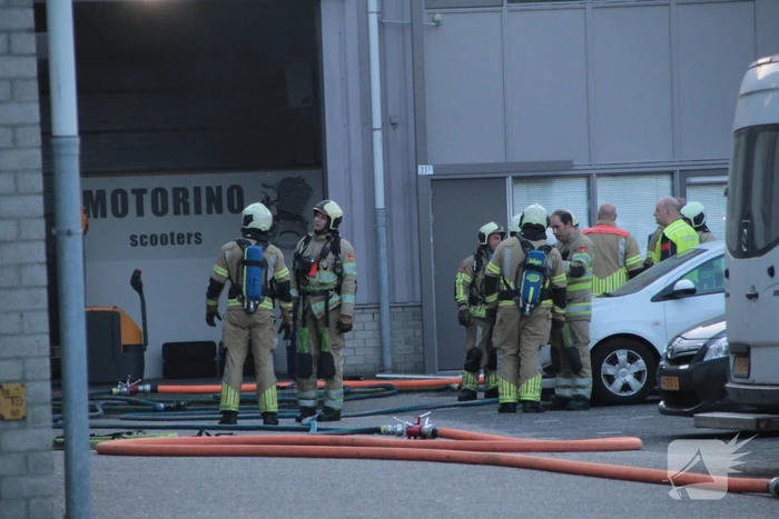 Uitslaande brand in bedrijfsloods