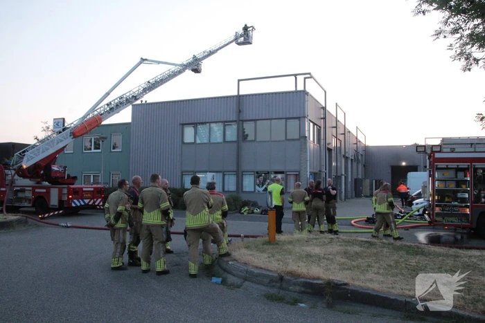 Uitslaande brand in bedrijfsloods