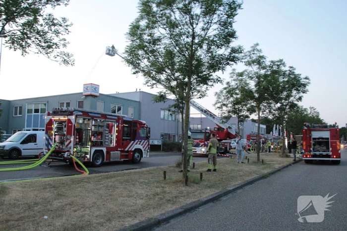 Uitslaande brand in bedrijfsloods