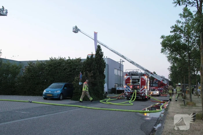 Uitslaande brand in bedrijfsloods