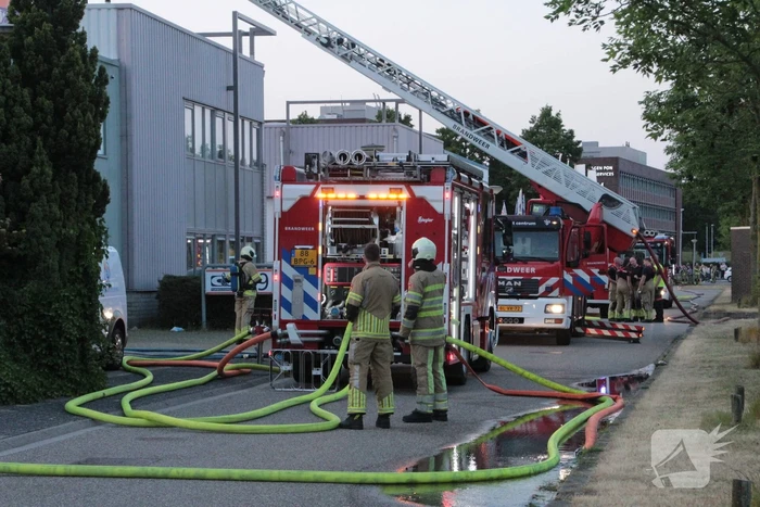Uitslaande brand in bedrijfsloods