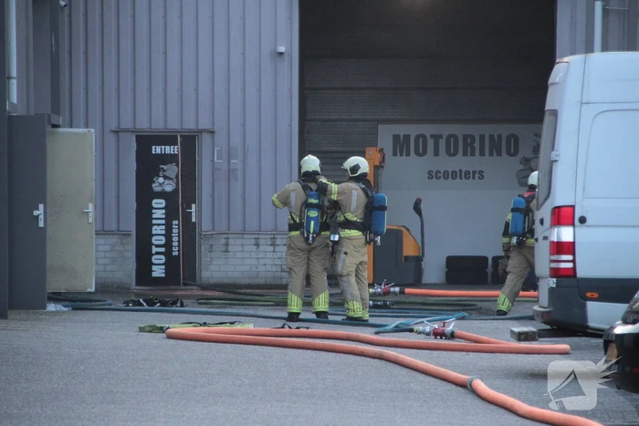 Uitslaande brand in bedrijfsloods