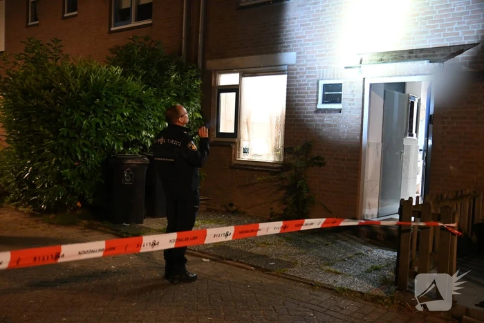 Raam uit woning geblazen bij explosie