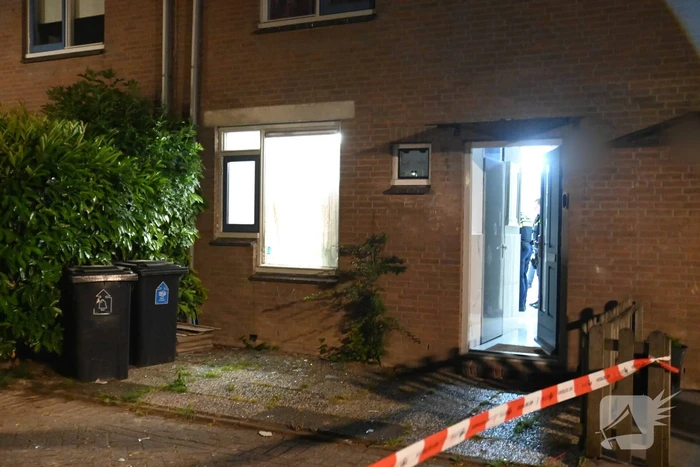 Raam uit woning geblazen bij explosie
