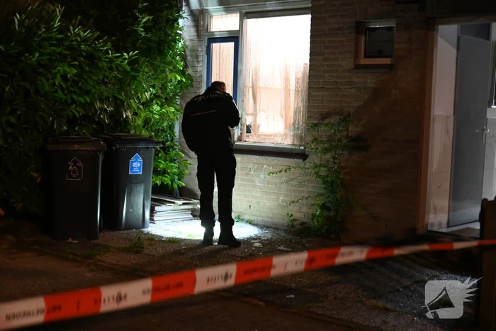 Raam uit woning geblazen bij explosie