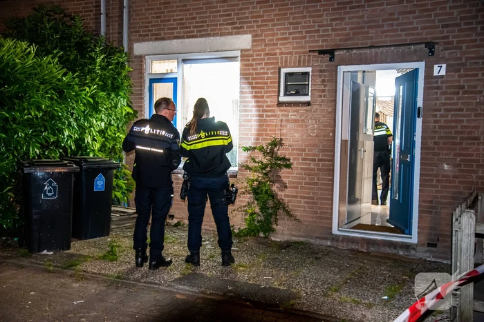 Raam uit woning geblazen bij explosie