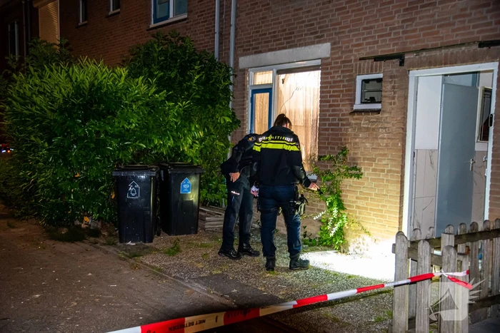 Raam uit woning geblazen bij explosie