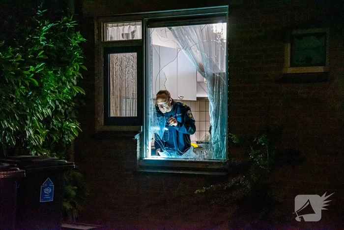Raam uit woning geblazen bij explosie