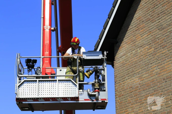 Geldropse brandweer bevrijdt vastzittende vogel onder dak