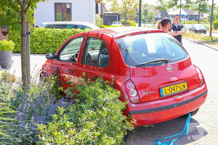 Automobilist raakt stoep en belandt in voortuin