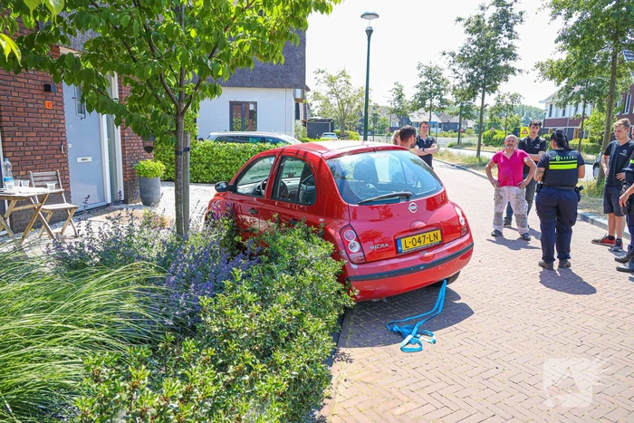 Automobilist raakt stoep en belandt in voortuin