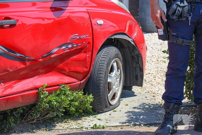 Automobilist raakt stoep en belandt in voortuin