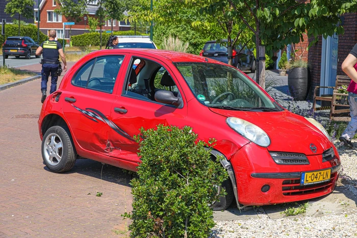 Automobilist raakt stoep en belandt in voortuin