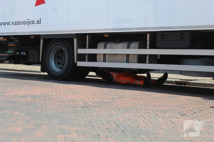 Vrachtwagen verliest grote hoeveelheid dieselolie