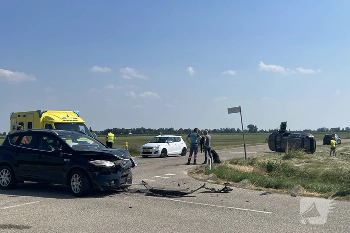 Auto op zijn kant bij botsing