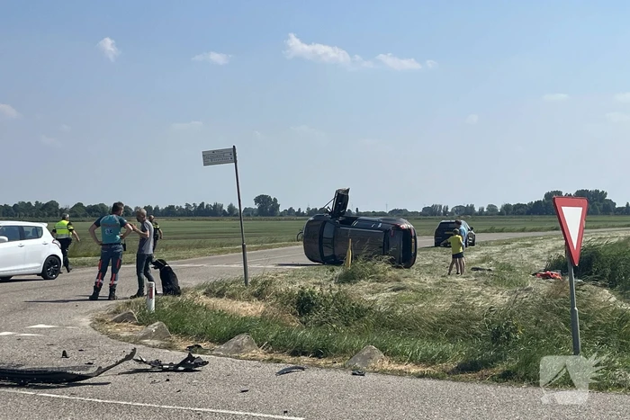 Auto op zijn kant bij botsing