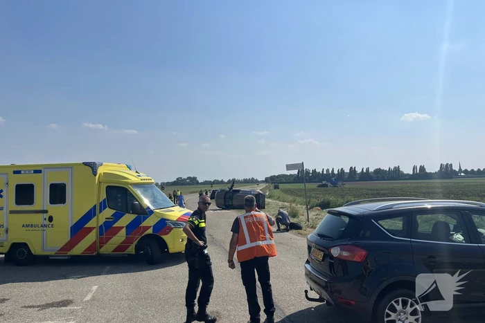 Auto op zijn kant bij botsing
