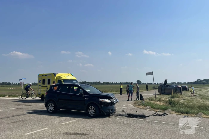 Auto op zijn kant bij botsing