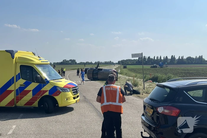 Auto op zijn kant bij botsing