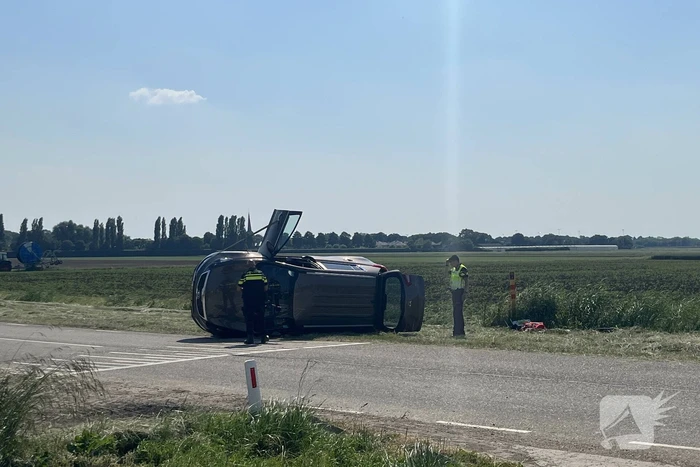 Auto op zijn kant bij botsing