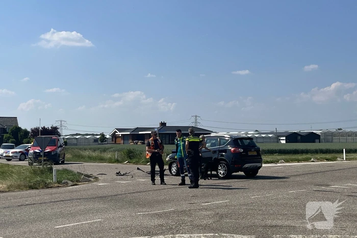 Auto op zijn kant bij botsing