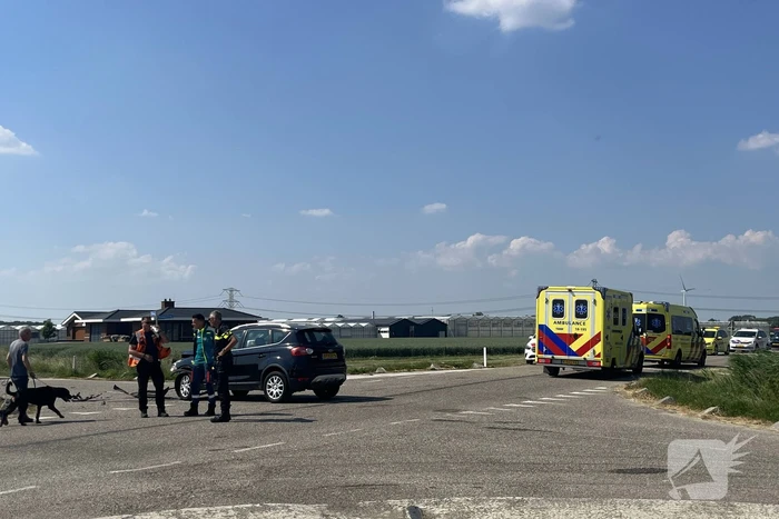 Auto op zijn kant bij botsing