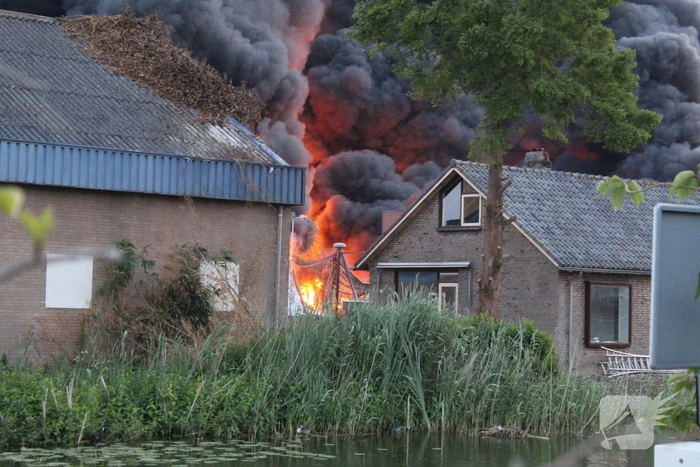 Enorme brand in houthandel