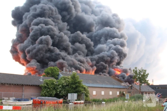 Enorme brand in houthandel